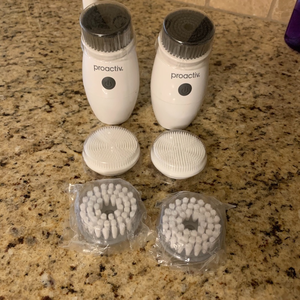 Proactiv Charcol Pore Cleansing Brush